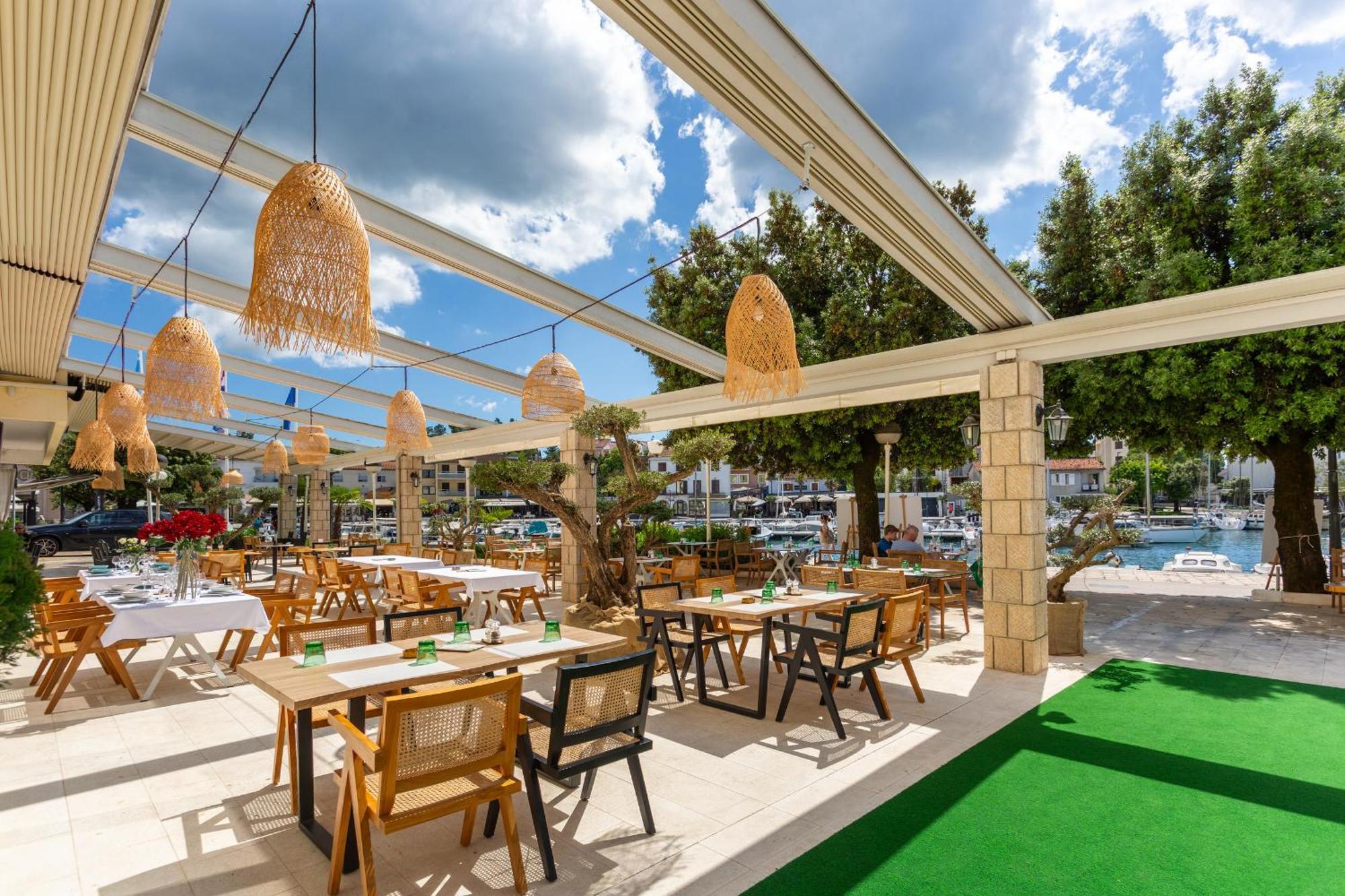 Hotel Adria マリンスカ エクステリア 写真