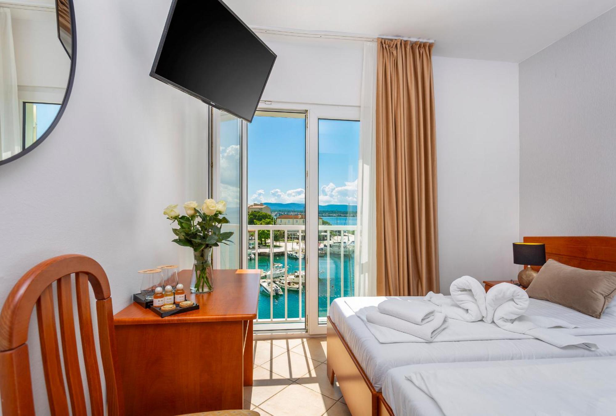 Hotel Adria マリンスカ エクステリア 写真